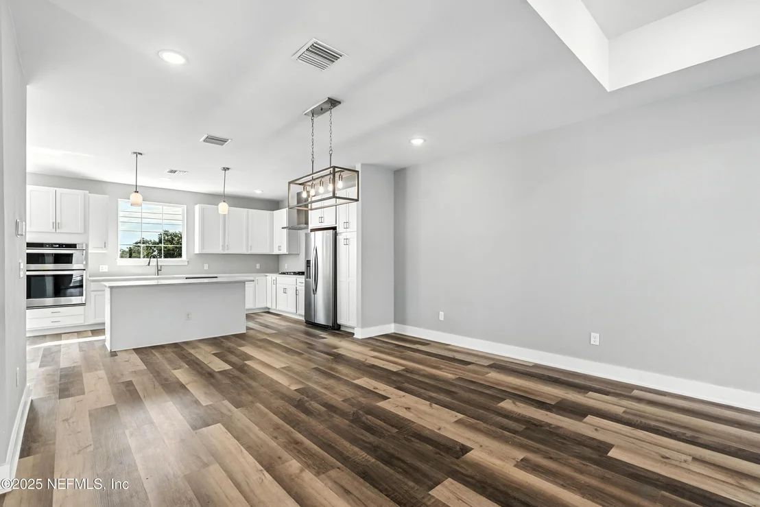 Photo of 15 COMARES Avenue
