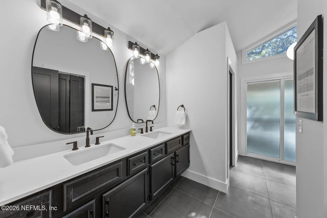 Photo of 1105 KINGS Road