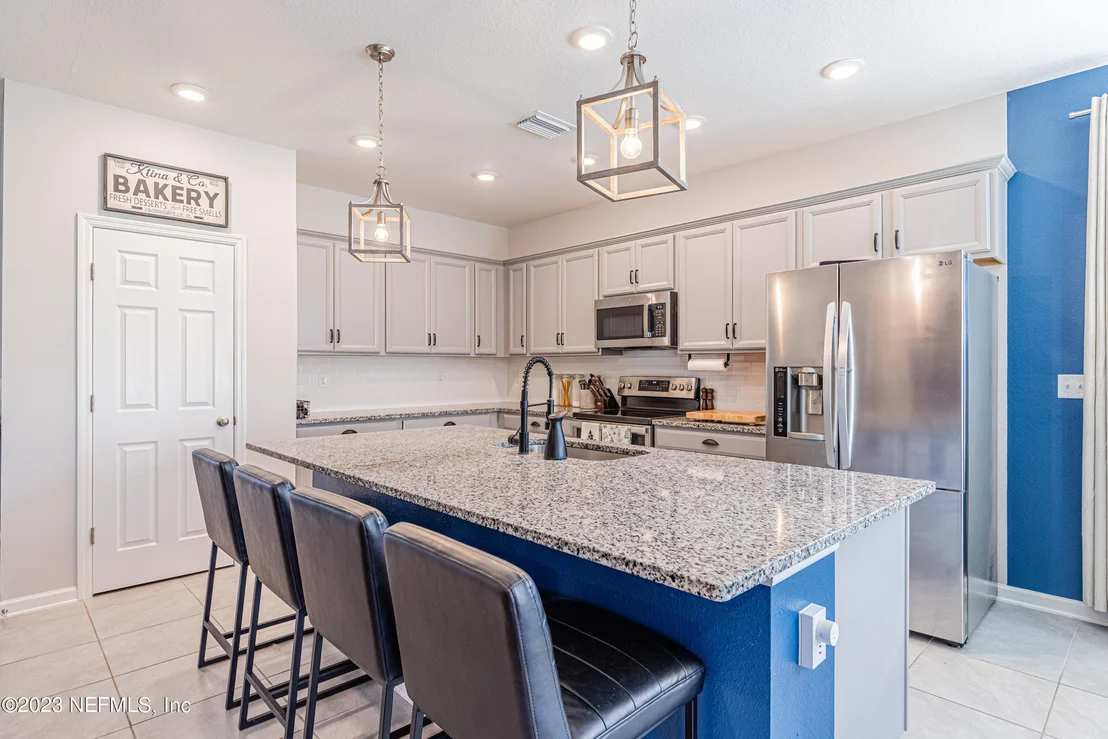 Photo of Unit 6 at 12056 BRIDGEHAMPTON Road