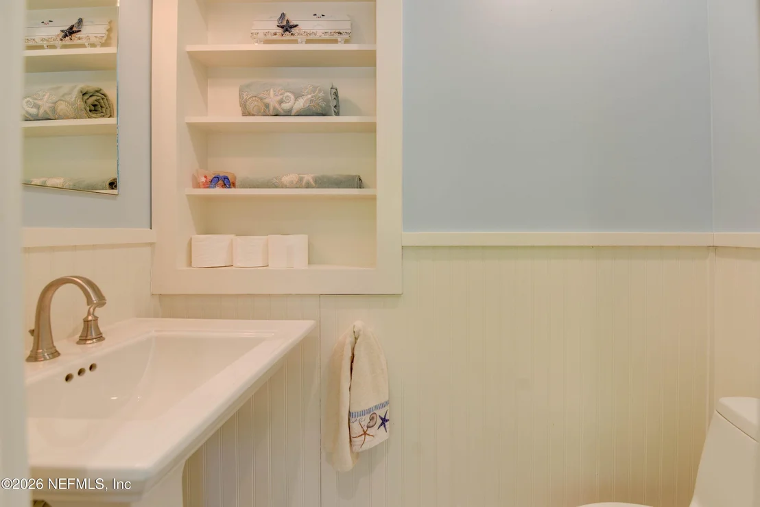 Photo of 1136 W SHORE Drive
