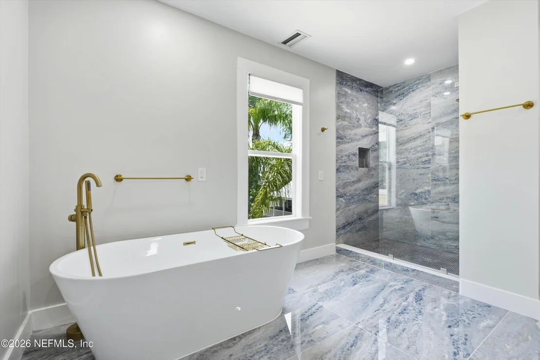 Photo of 348 CHARLOTTE Street