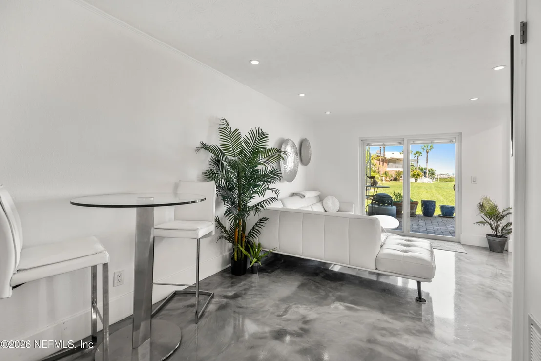 Photo of Unit 3B at 83 COMARES Avenue