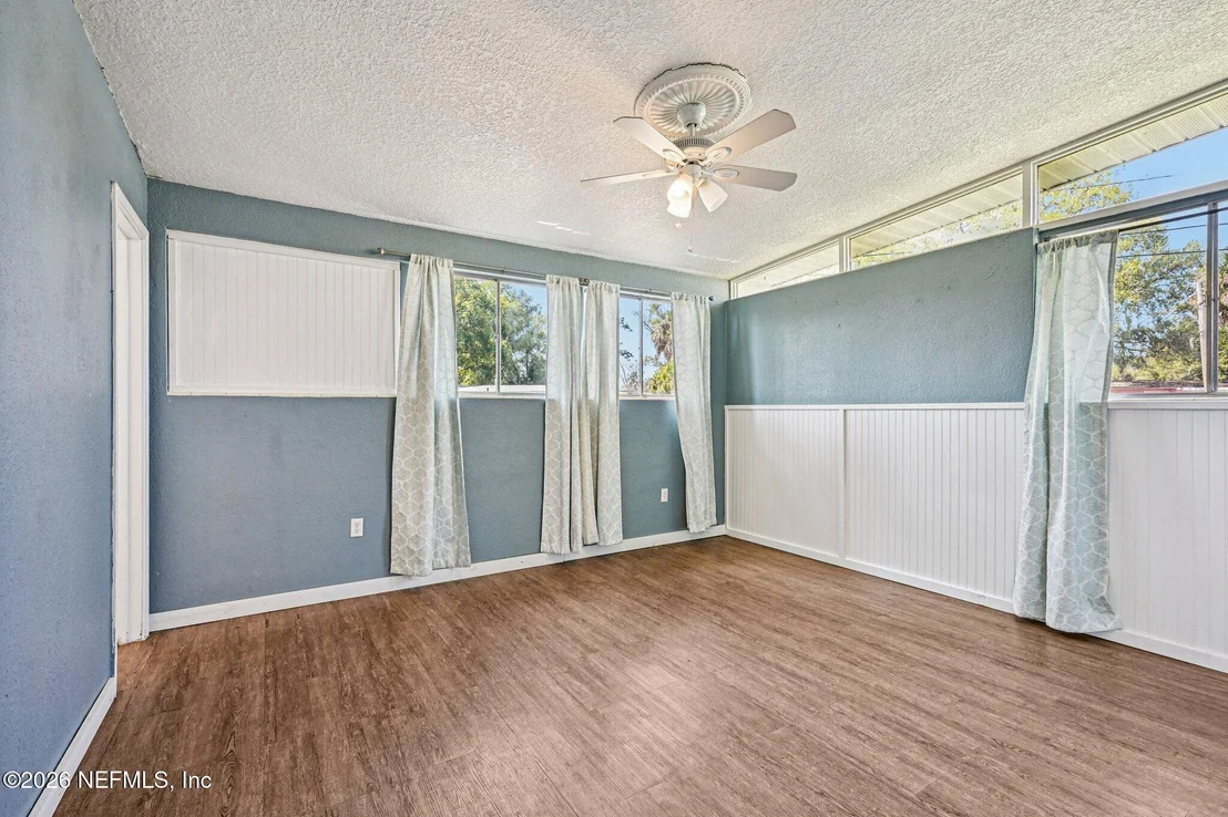 Photo of 1044 HALIFAX Road
