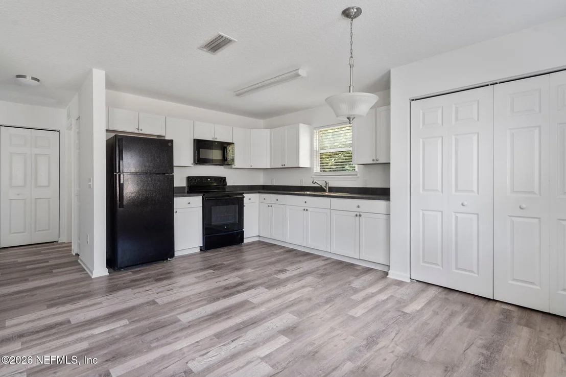 Photo of 860 W 6TH Street