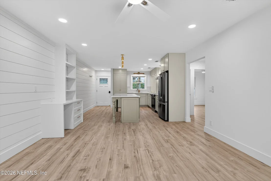 Photo of Unit 7B at 83 COMARES Avenue