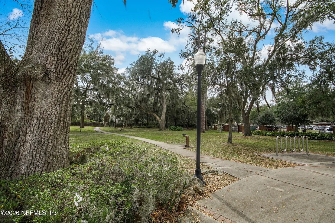 Photo of 4844 ALGONQUIN Avenue