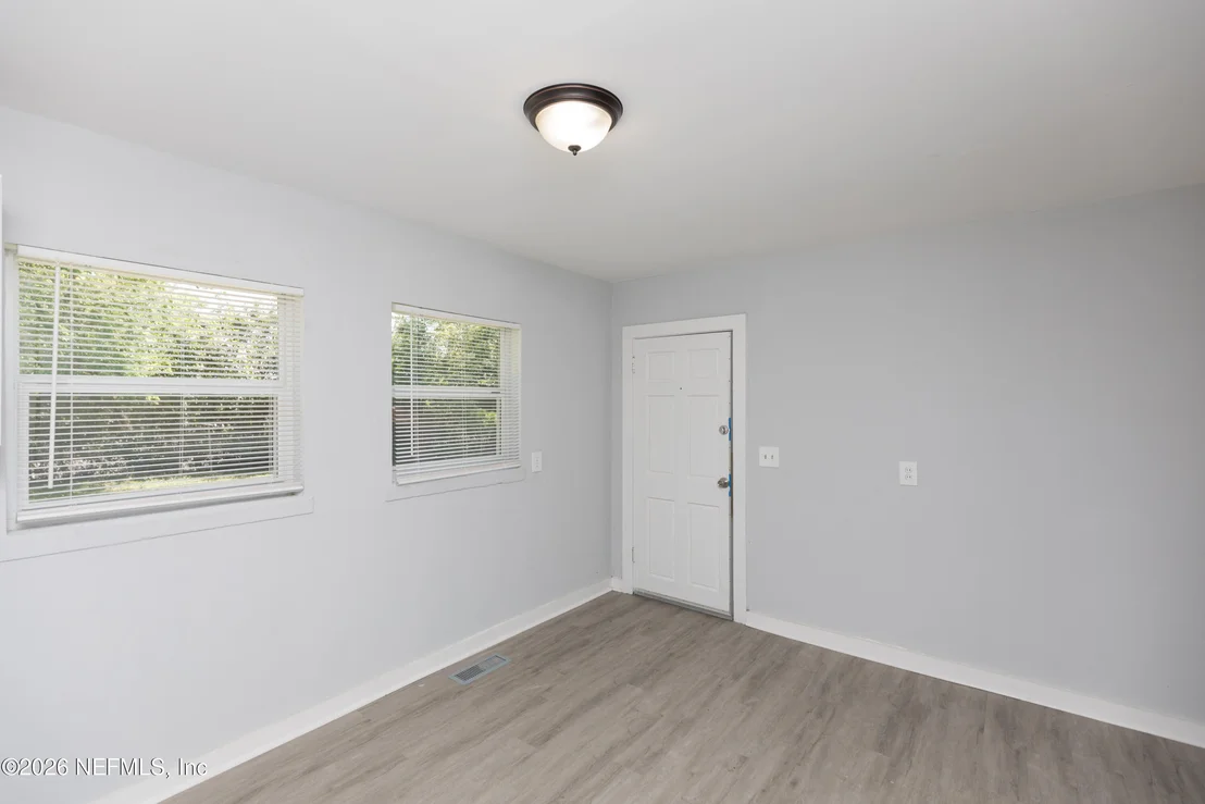 Photo of 1922 MACLEAN Road