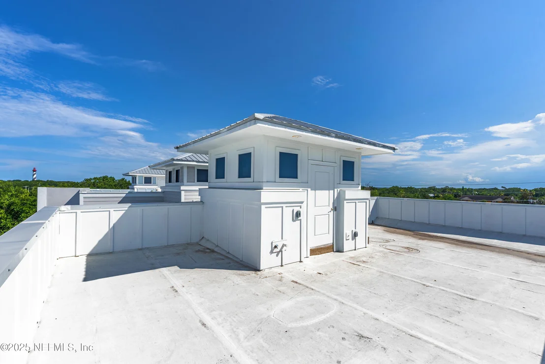 Photo of 15 COMARES Avenue