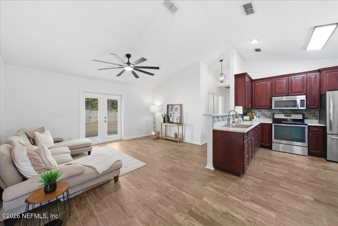 Photo of 425 3RD Street W