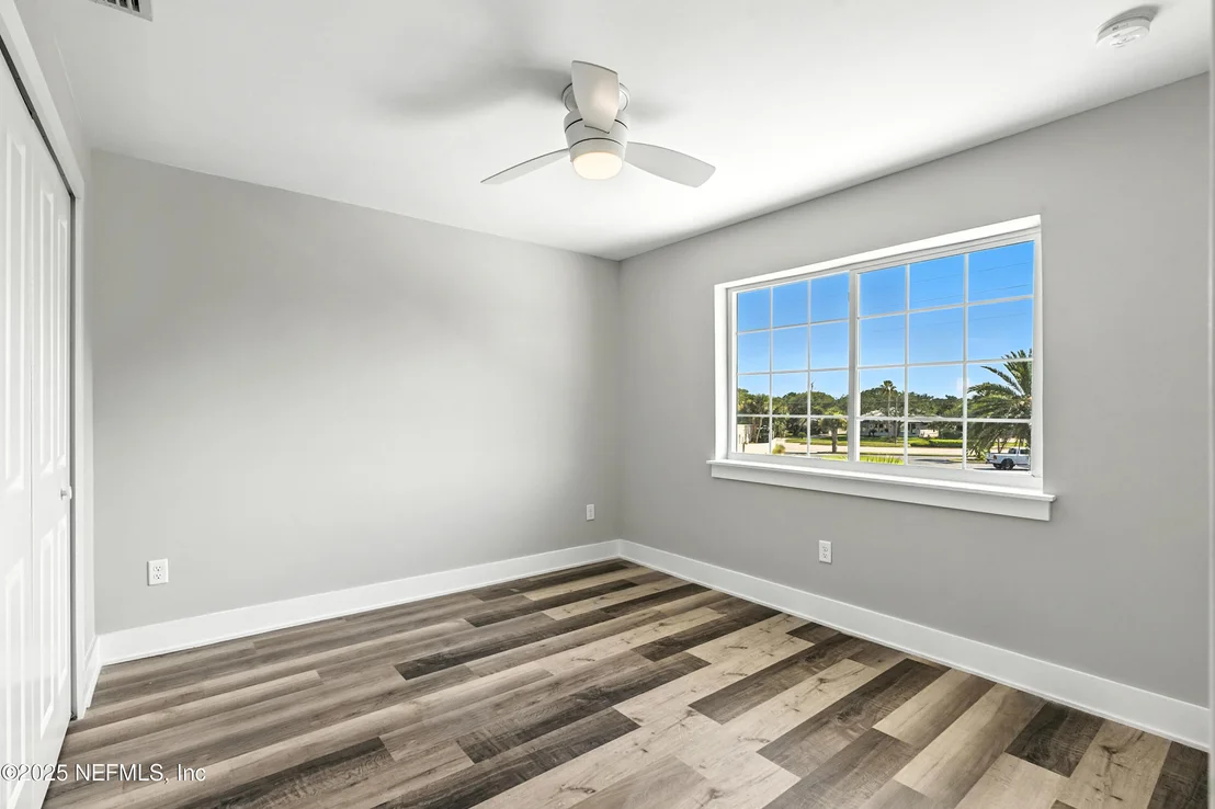 Photo of 15 COMARES Avenue