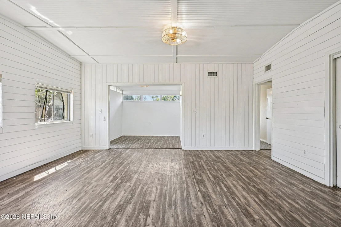Photo of 1044 HALIFAX Road