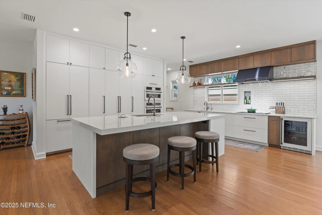 Photo of 2525 LAUREL Road