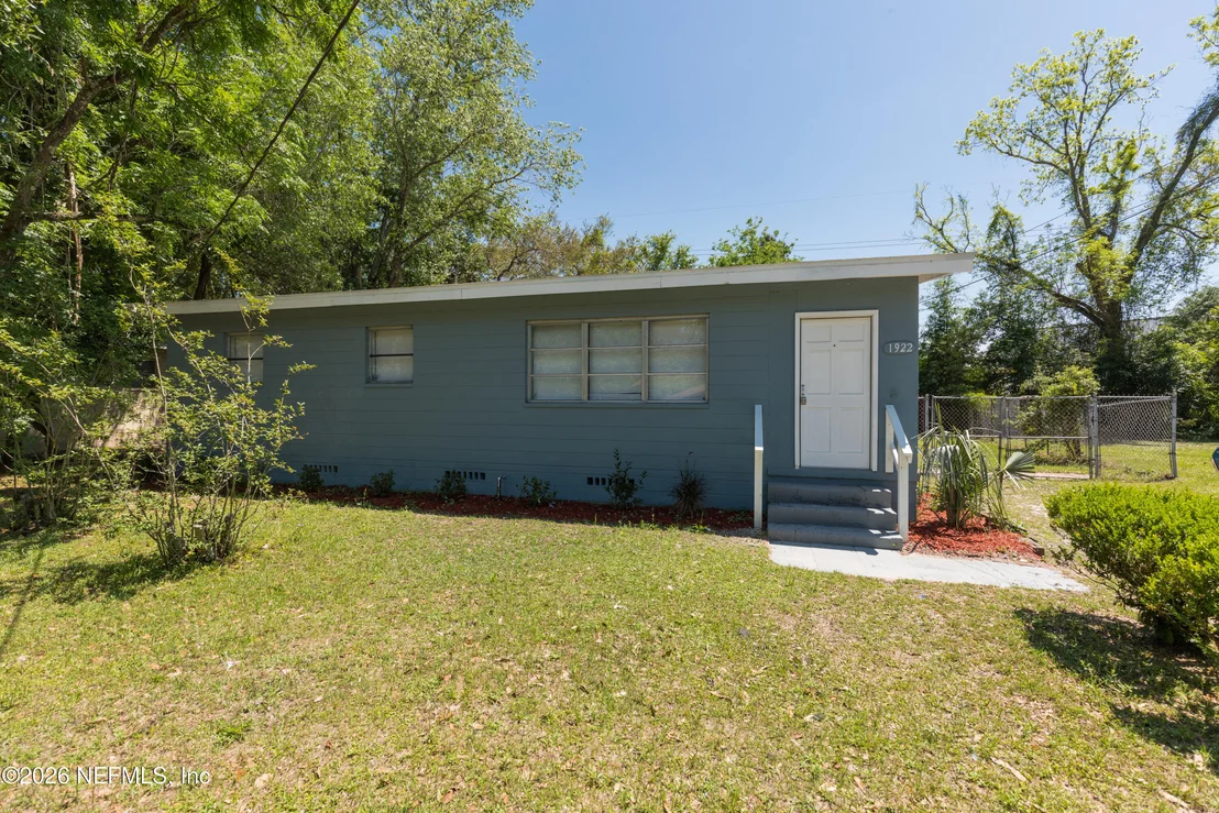 Photo of 1922 MACLEAN Road