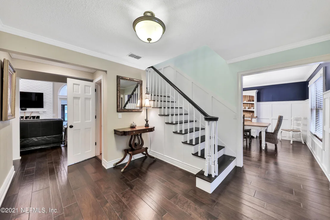 Photo of 405 OAK Drive S