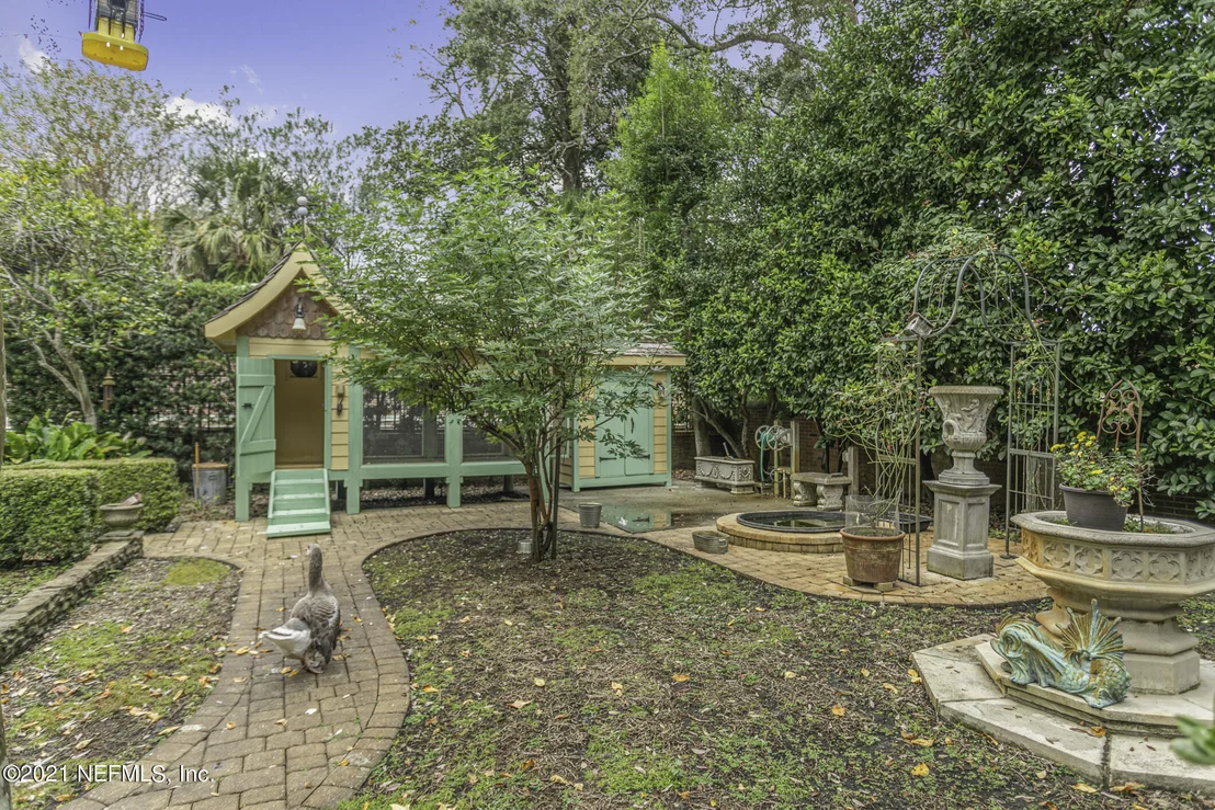 Photo of 927 ARBOR Lane