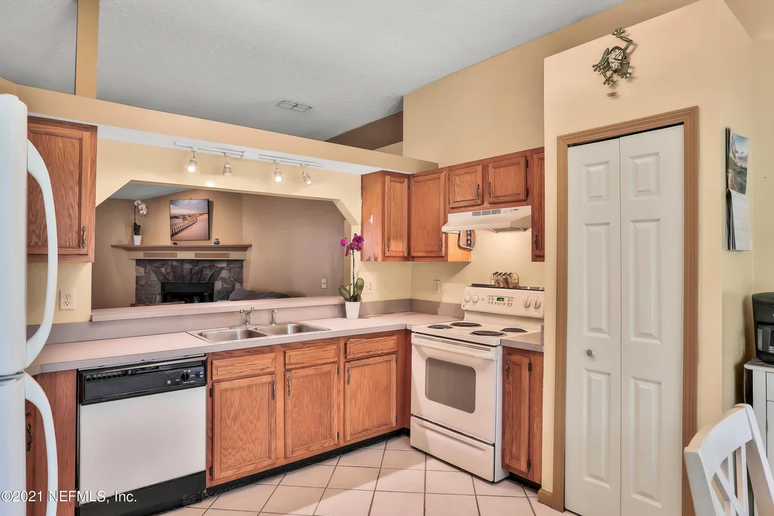 Photo of 3133 VERONICA Avenue