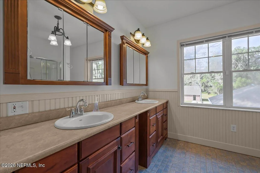 Photo of 533 W RIVER Road
