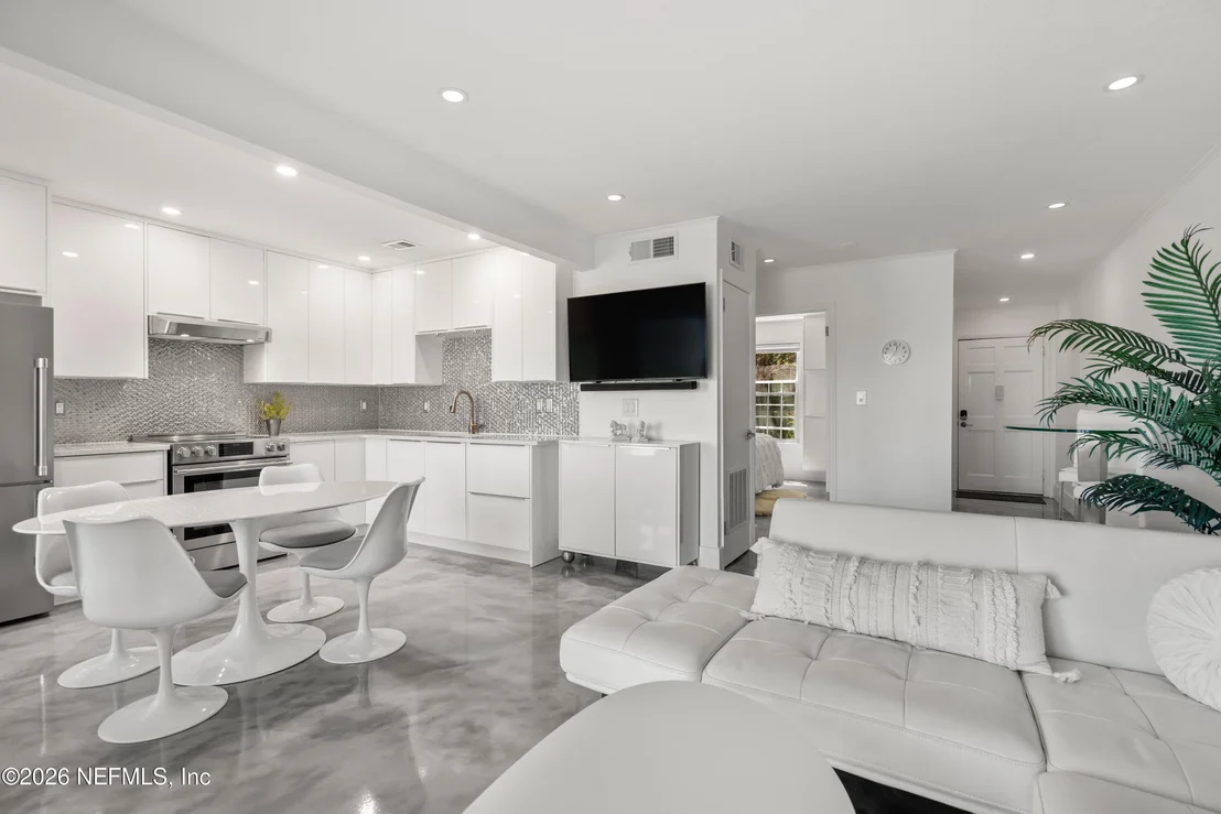 Photo of Unit 3B at 83 COMARES Avenue