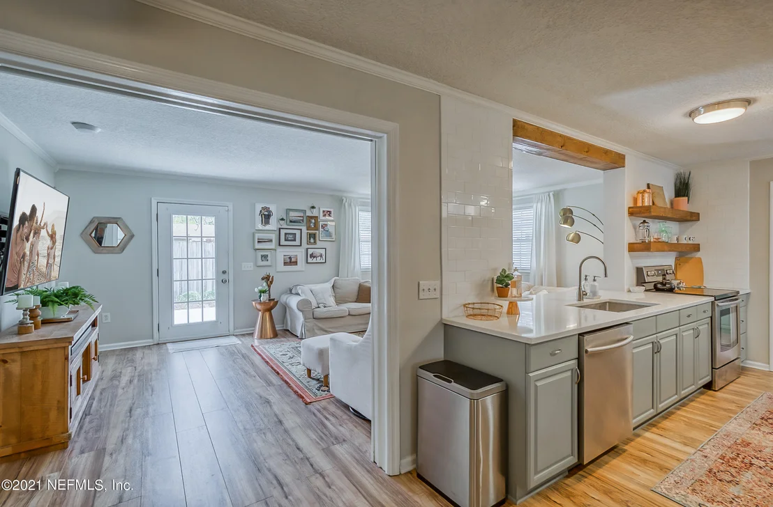 Photo of 412 WHITING Lane