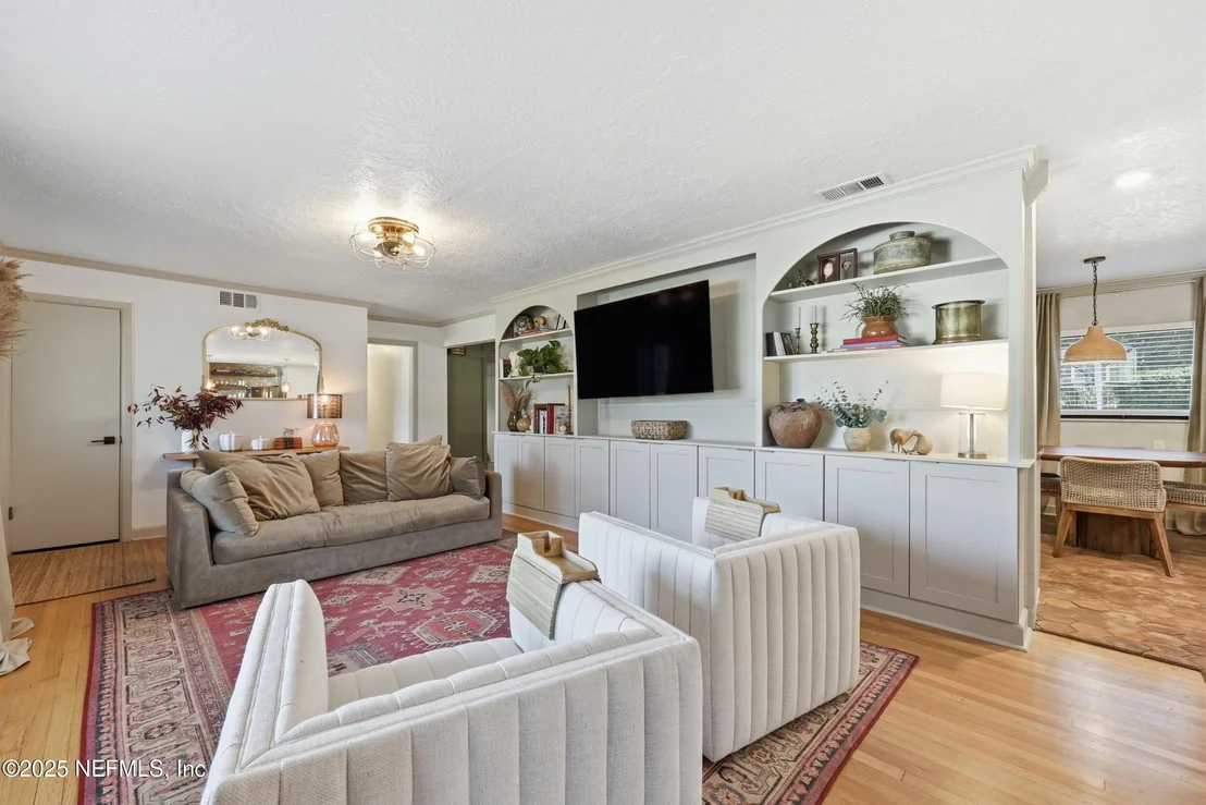Photo of 1315 MAYFAIR Road