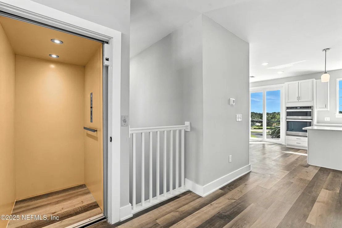 Photo of 15 COMARES Avenue