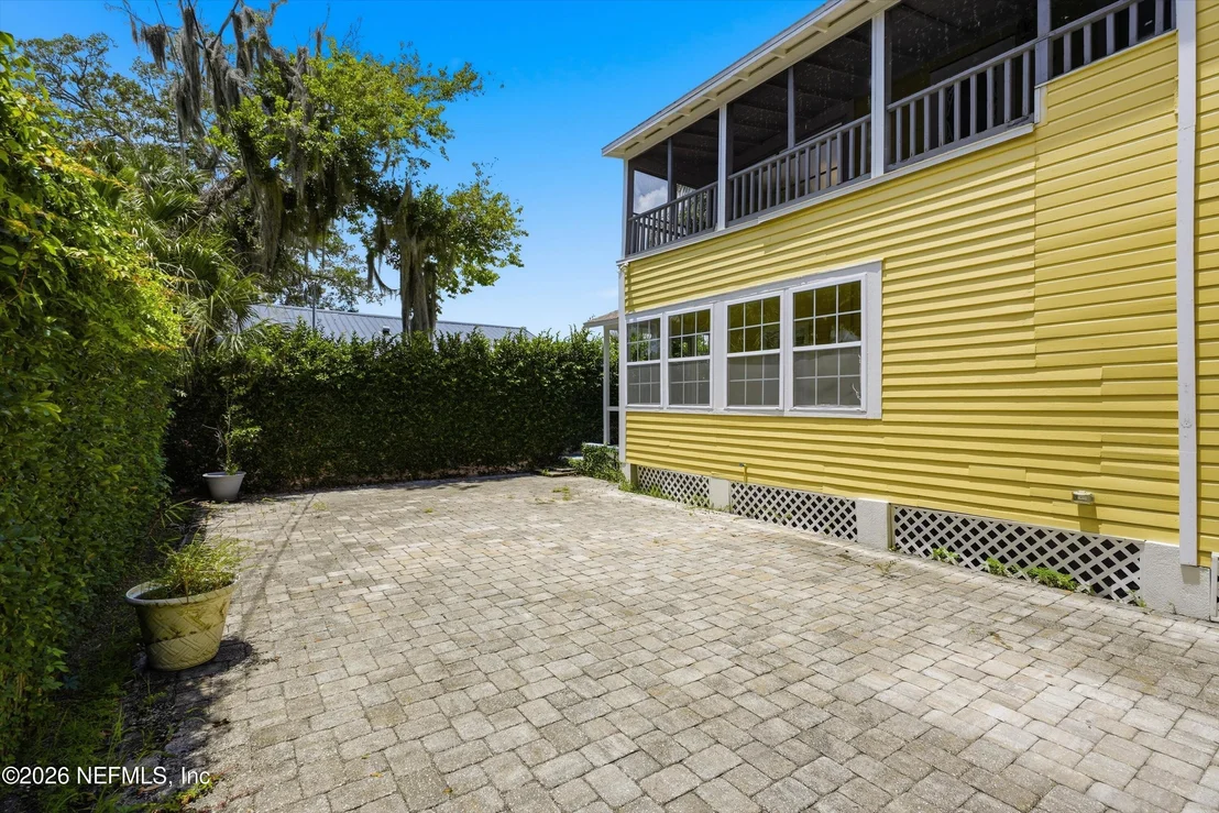 Photo of 348 CHARLOTTE Street
