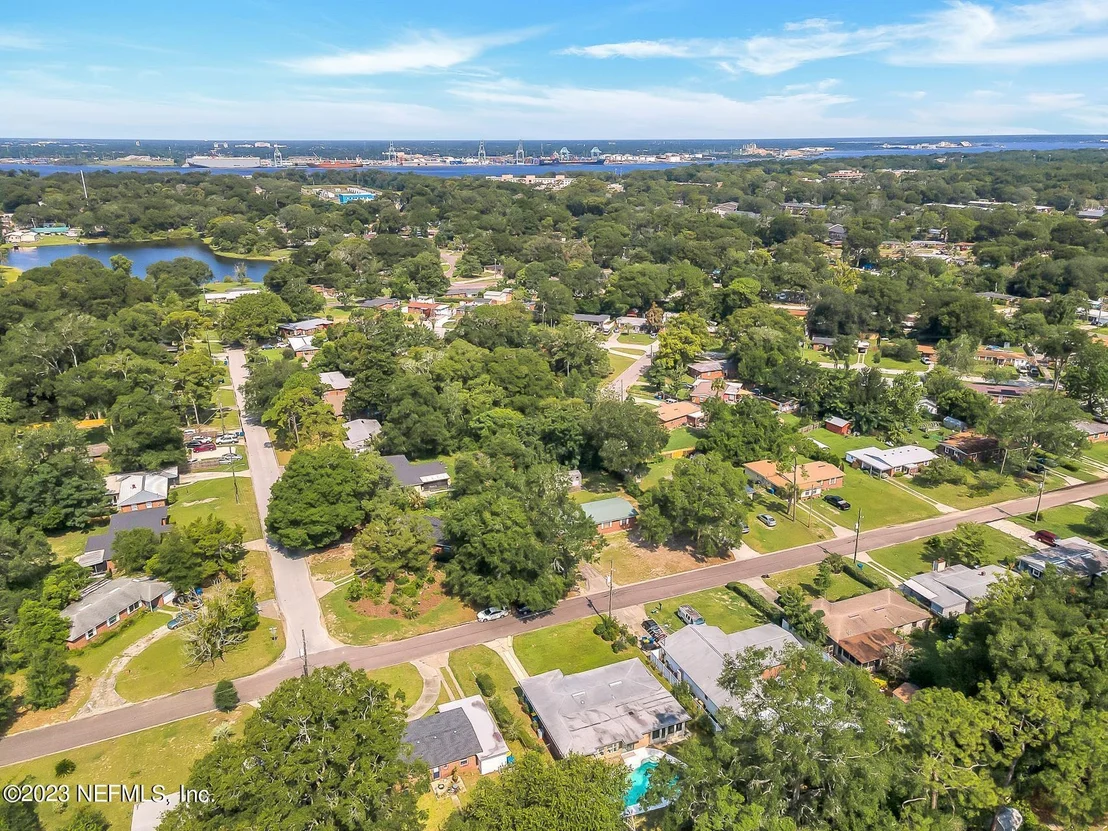 Photo of 2233 MAPLE LEAF Drive E