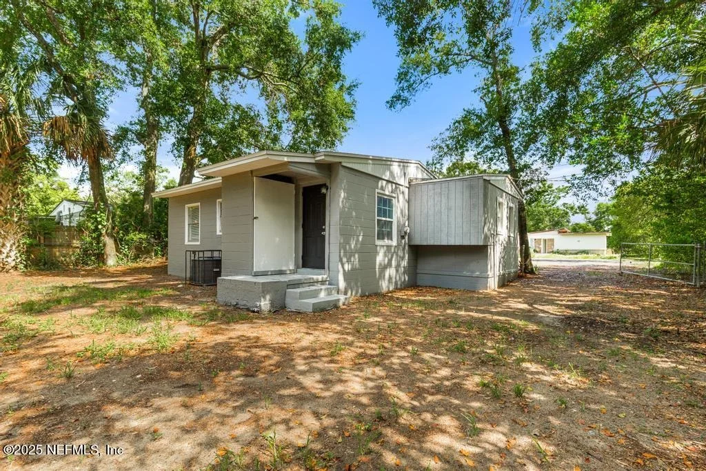 Photo of 9814 BUNCOME Road