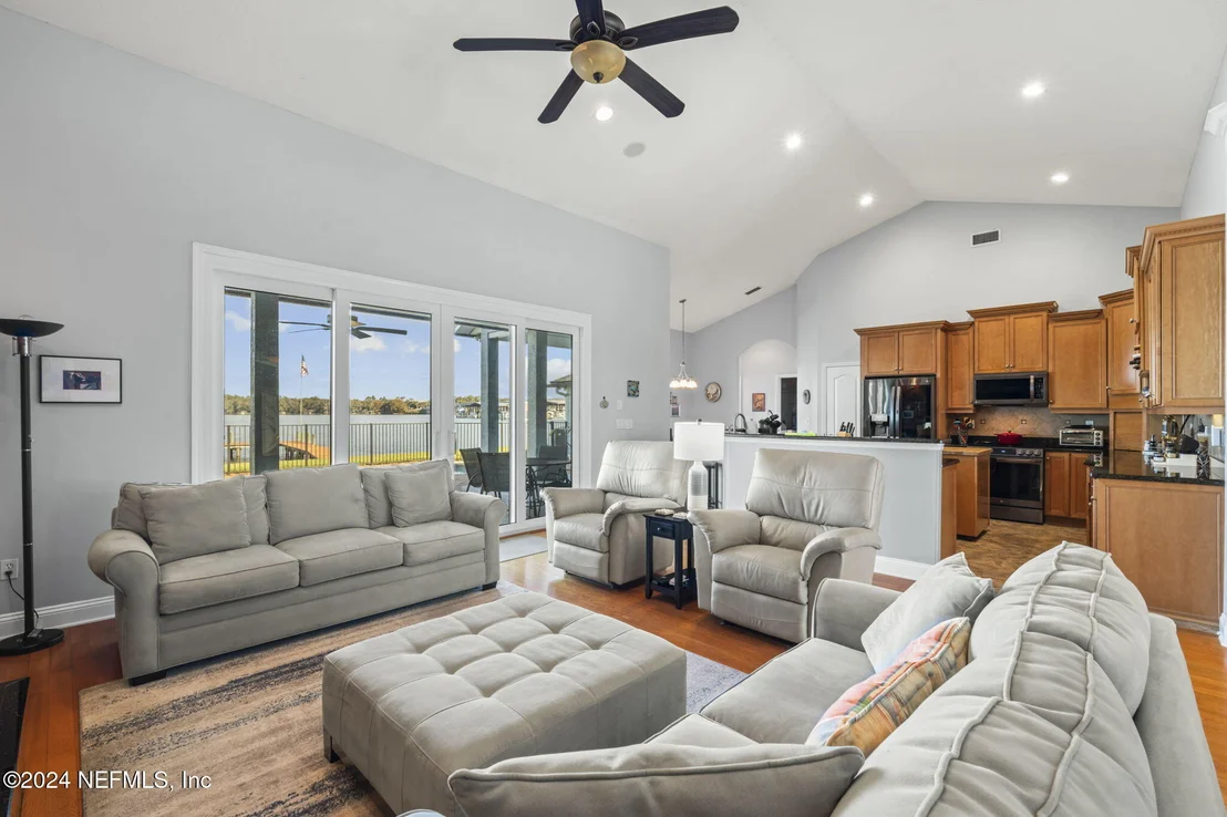 Photo of 487 CREIGHTON Road