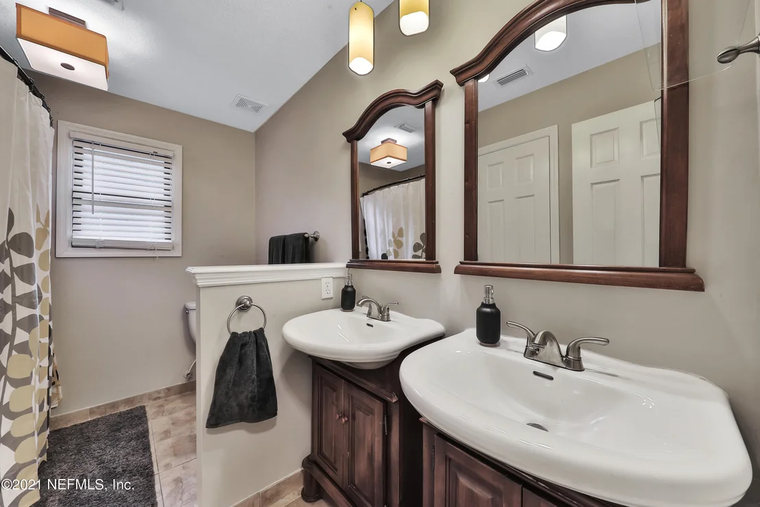 Photo of 405 OAK Drive S