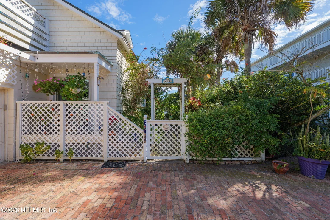 Photo of 211 BEACH Avenue