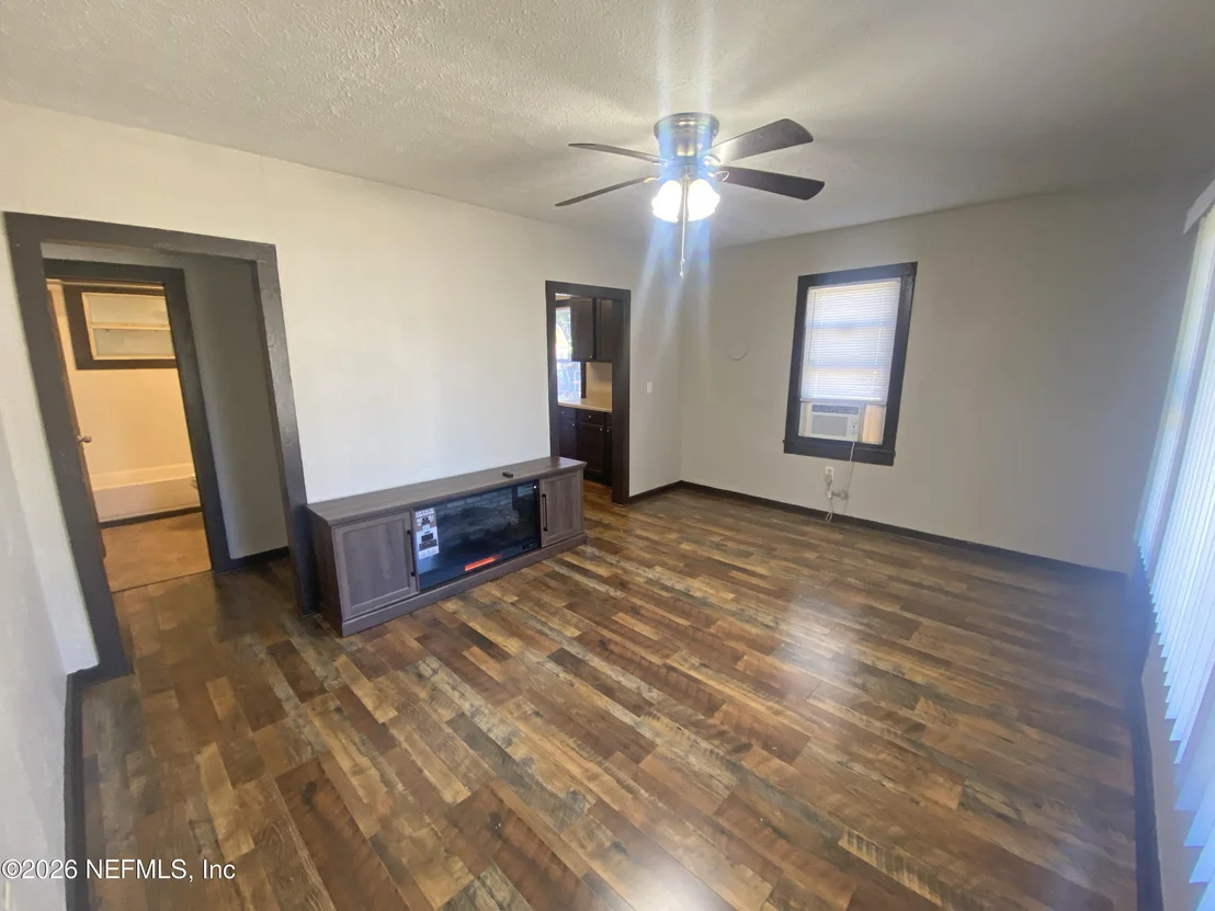 Photo of 401 N CHERRY Street