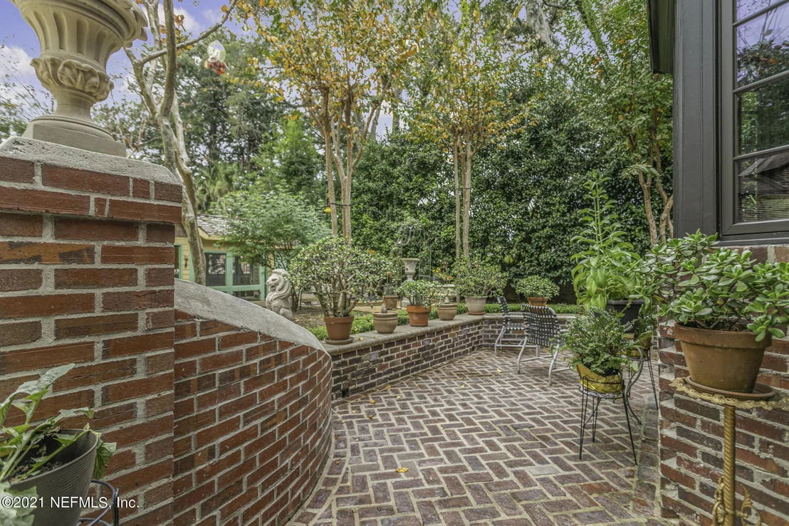 Photo of 927 ARBOR Lane