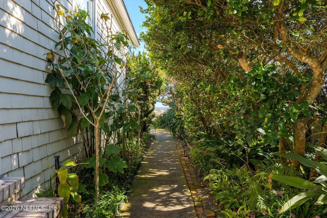 Photo of 211 BEACH Avenue