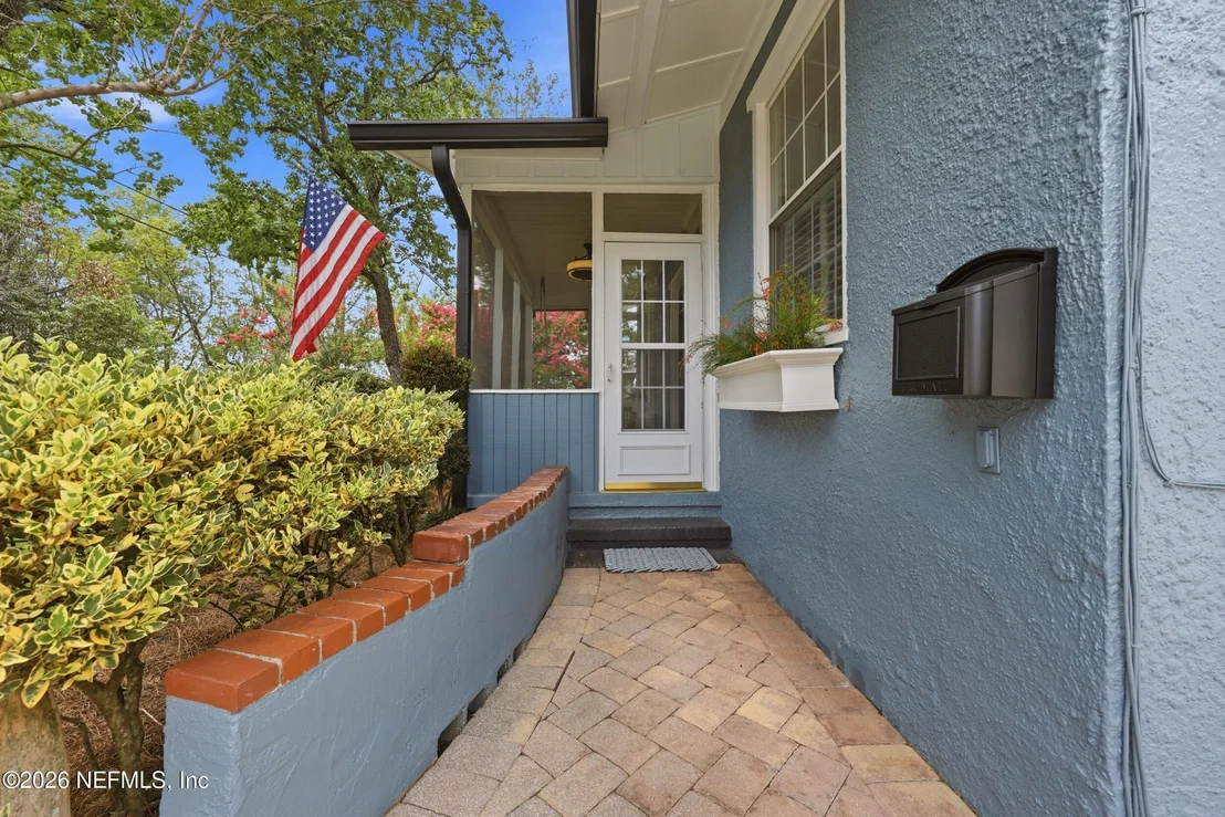 Photo of 2121 MINERVA Avenue