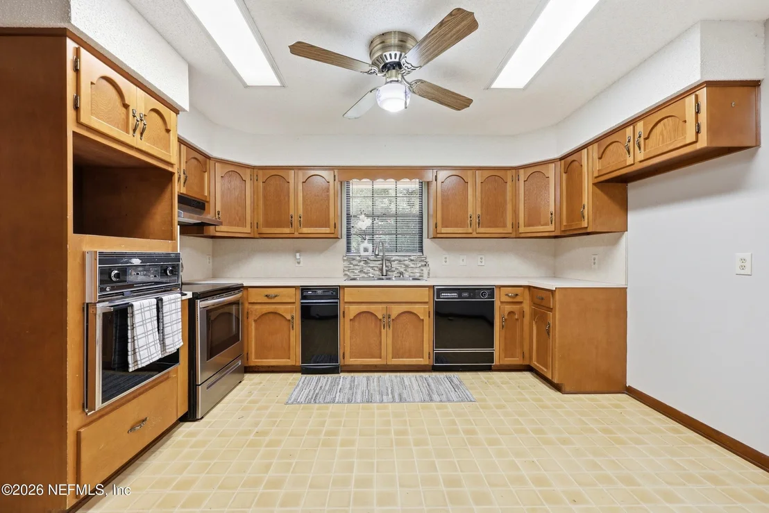 Photo of 1733 HEREFORD Road