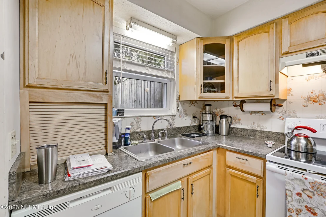 Photo of 531 LORING Avenue