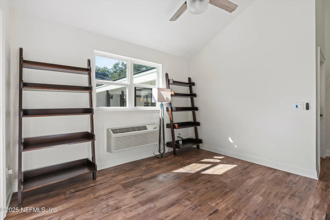 Photo of 2525 LAUREL Road