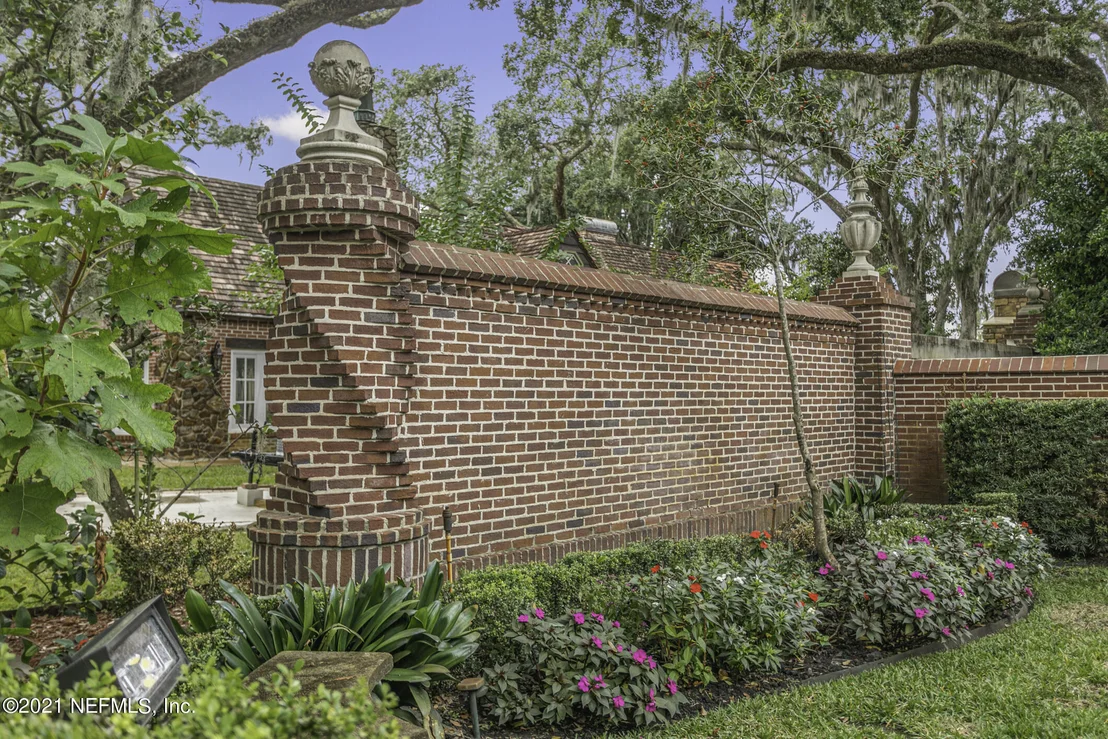 Photo of 927 ARBOR Lane