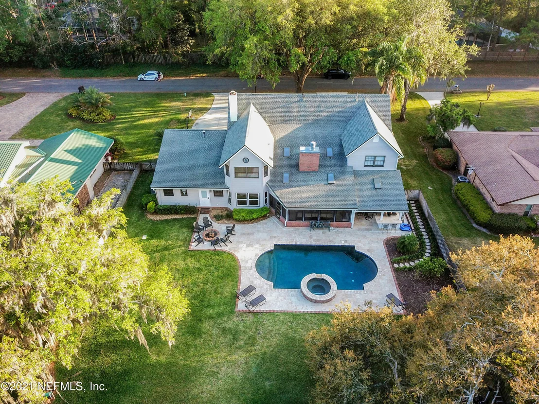 Photo of 405 OAK Drive S