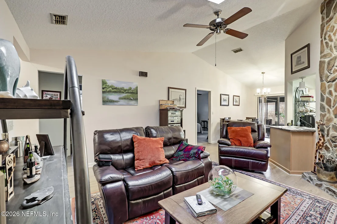Photo of 531 LORING Avenue