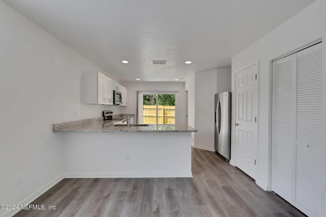 Photo of 908 W 9TH Street
