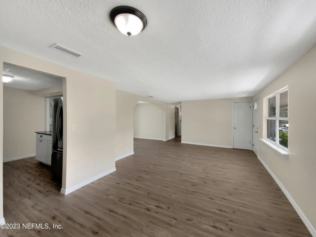 Photo of 413 SIGSBEE Road