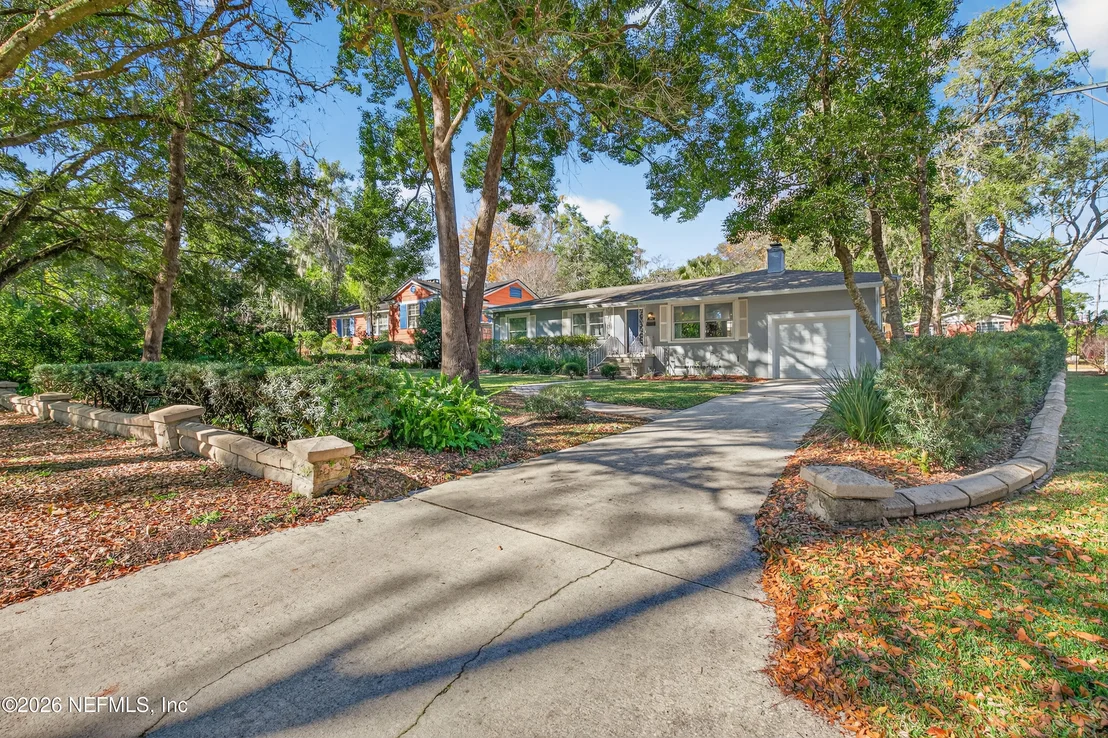 Photo of 1786 PINEGROVE Avenue