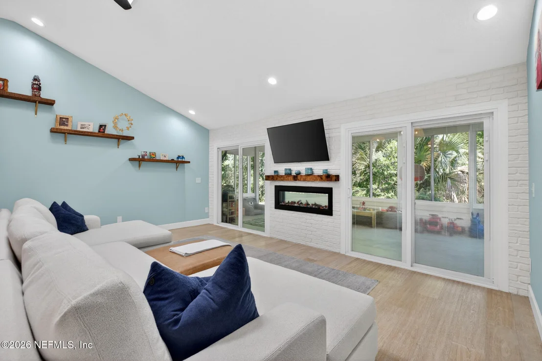 Photo of 104 OAK VIEW Circle