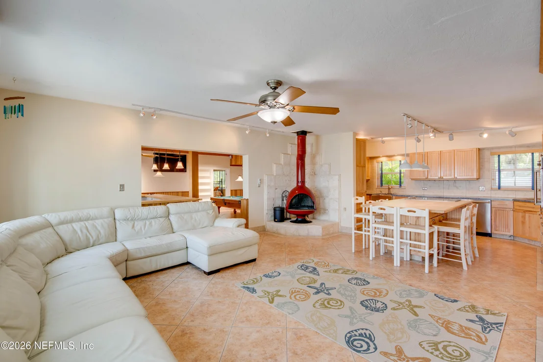 Photo of 1136 W SHORE Drive