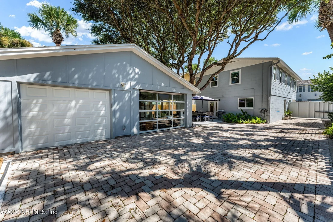 Photo of 1242 BEACH Avenue