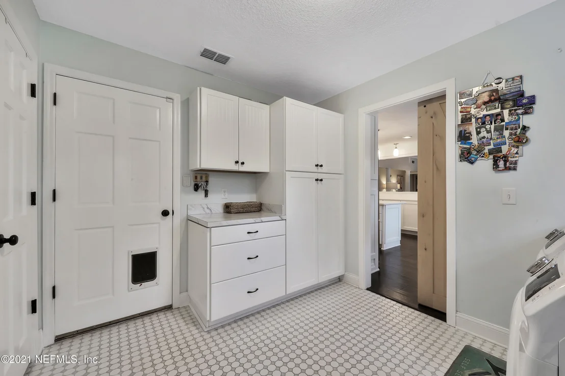 Photo of 405 OAK Drive S