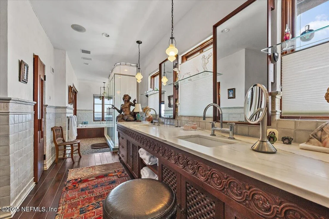Photo of 1515 BEACH Avenue