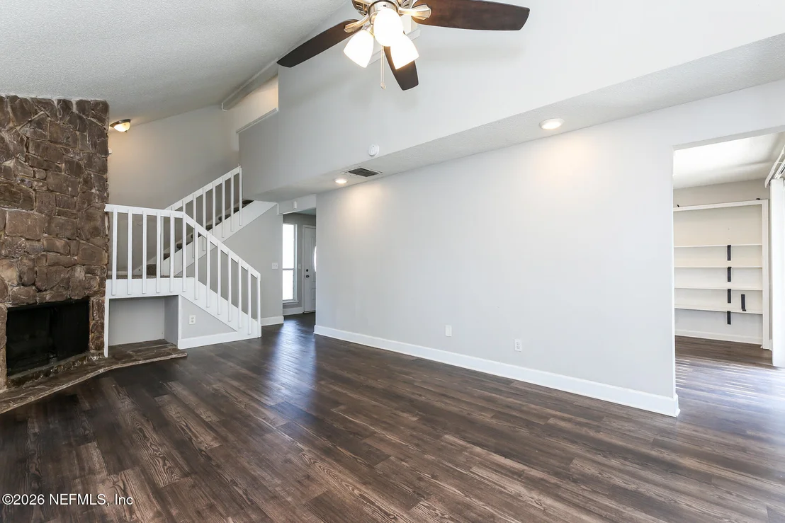 Photo of 2437 OAKVIEW Drive